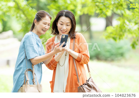 A woman to take with a smartphone A woman to take with a smartphone 104823676