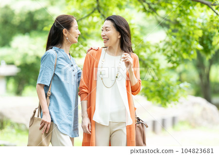 Middle women sightseeing sightseeing spots 104823681