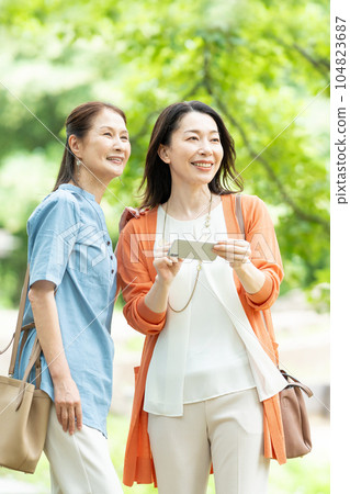 女性旅行 中年女性旅行 104823687