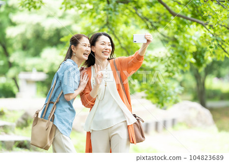 A woman taking a commemorative photo with a smartphone 104823689