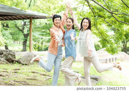 Middle-aged women, girls' trip, travel 104823735