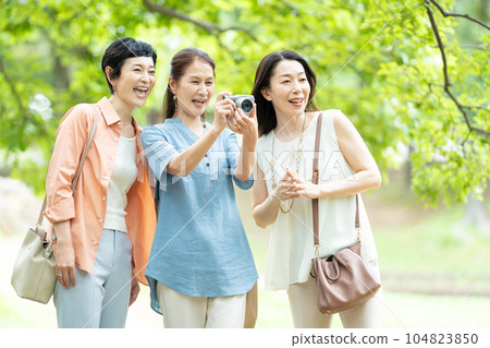 Smiling senior woman with camera 104823850