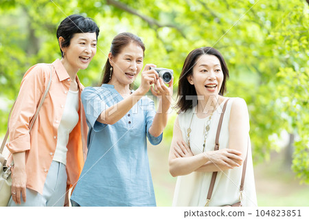 有照相機的微笑的資深婦女 104823851