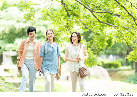 喜歡旅行的中年婦女 104823855