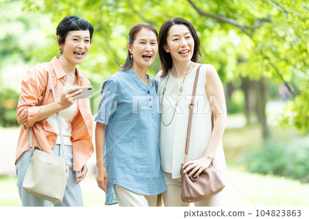 去避暑勝地旅遊的中年婦女 104823863