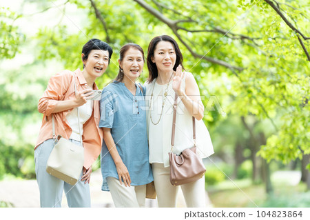 Middle-aged women traveling to summer resorts 104823864