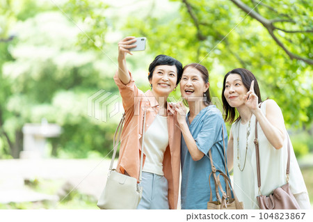 Smartphone, travel, middle-aged female 104823867