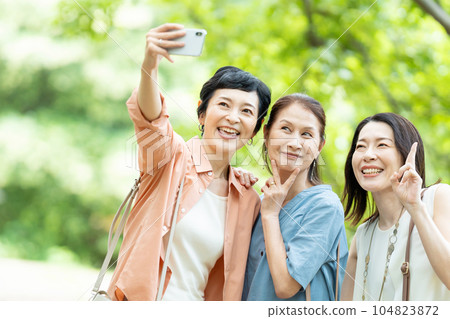 中年婦女用智能手機自拍 104823872