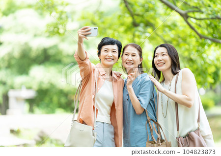 中年婦女用智能手機自拍 104823873