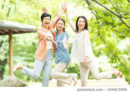 Travel, middle-aged women, women's trip 104823909