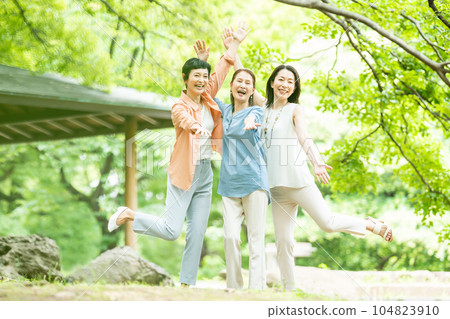 Travel, middle-aged women, women's trip 104823910