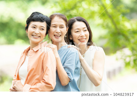 女性旅行 中年女性 104823917