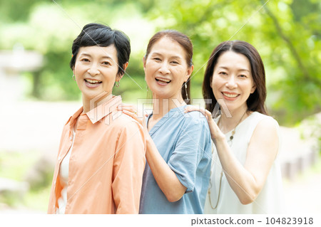 Middle-aged women traveling to summer resorts 104823918