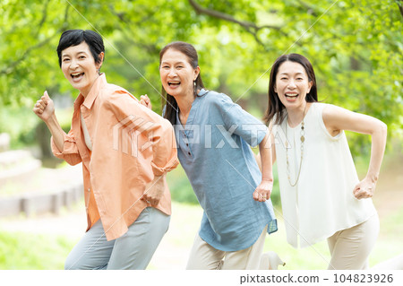 Travel, middle-aged women, women's trip Travel, middle-aged women, women's trip 104823926