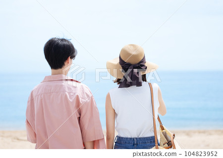Couple sea 104823952