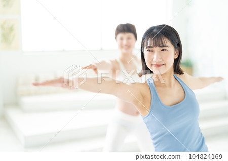 一個小伙子瑜伽 104824169