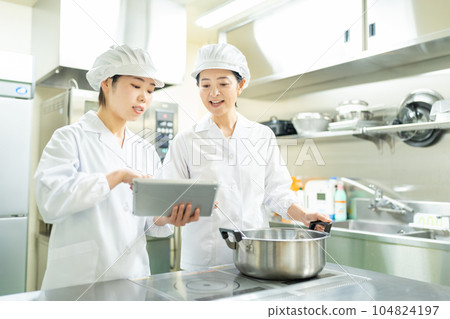 A female cook Kitchen 104824197