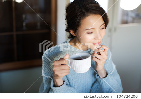 一個女人喝咖啡 104824206