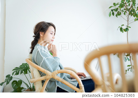 操作電腦的女人照片 104825303