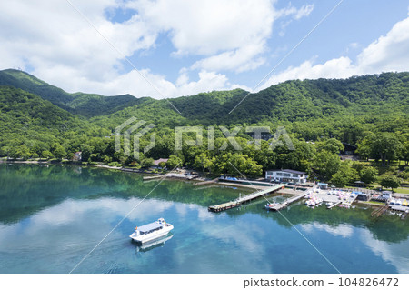 夏季支笏湖鳥瞰圖（湖濱公園、觀光船、遊船平台） 104826472