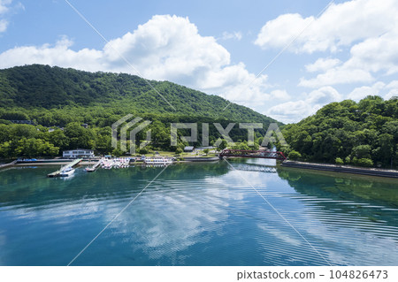 Aerial view of Lake Shikotsu in summer (lakeside park, sightseeing boat, boat platform) 104826473
