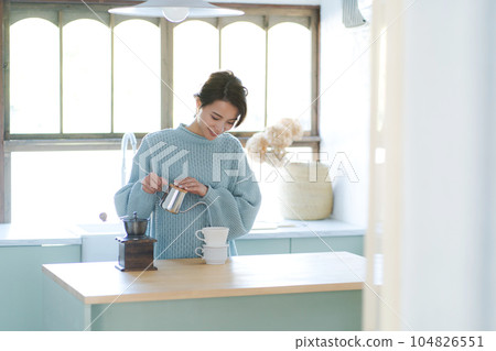 一個女人喝咖啡的照片 一個女人喝咖啡的照片 104826551