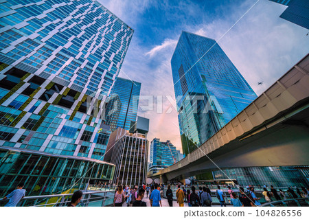 日本東京街景 Haro 登場！ 。繁華的澀谷。澀谷的摩天大樓和飛機，包括櫻丘口重建的建築物 = 7 月 2 日 104826556