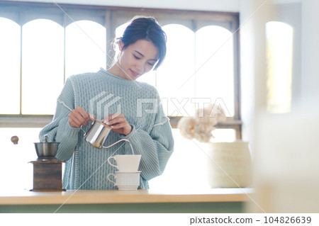 一個女人喝咖啡的照片 一個女人喝咖啡的照片 104826639
