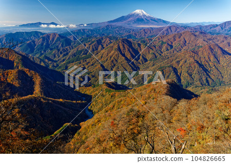 Mt.Fuji and the mountain range of colored leaves seen from the Tanzawa Mountains and the Hidomaru ridgeline 104826665