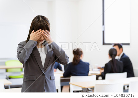 商務女性/辦公室/會議室女性（30 多歲/40 多歲） 104826712