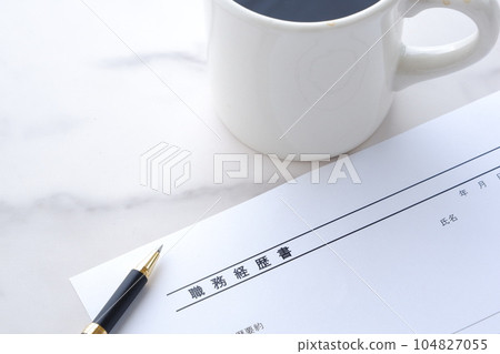 一邊喝咖啡，一邊寫求職必備的簡歷 104827055