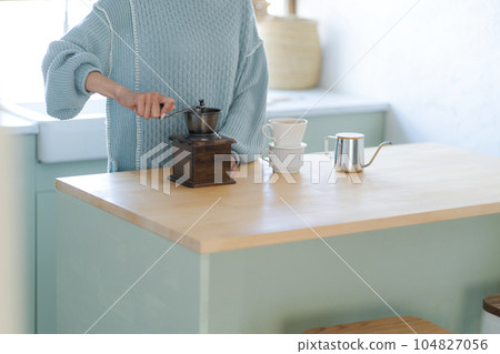 一個女人磨咖啡豆的照片 104827056