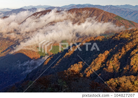 The mountain range to Mt. Omuro seen from Hinokido Maru in the Tanzawa Mountains 104827207