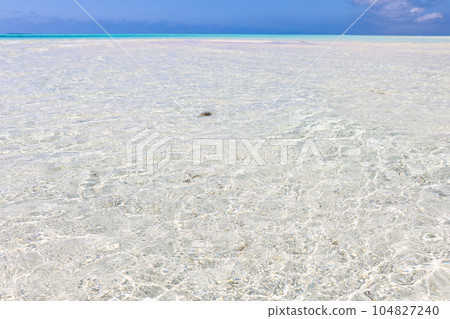 Summer on the island of Miyakojima, Okinawa Prefecture 104827240