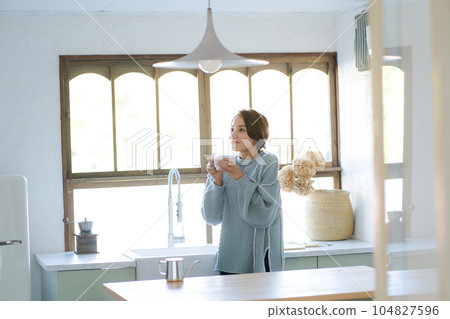 女人喝咖啡的照片 女人喝咖啡的照片 104827596