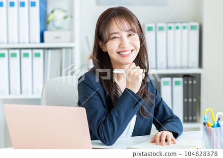 在辦公室工作的年輕女子 在辦公室工作的年輕女子 104828378