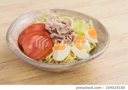 Chilled Chinese noodles, a classic summer dish 104829180