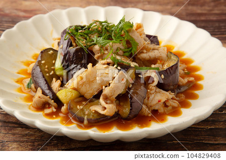 Spicy stir-fried pork belly and eggplant 104829408