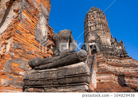 Broken ancient Buddha statue 104829436