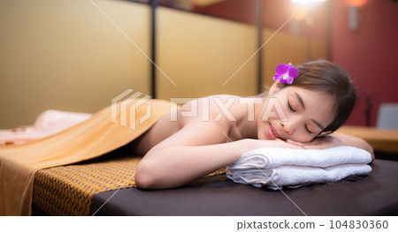 Beautiful Woman relaxing massage 104830360