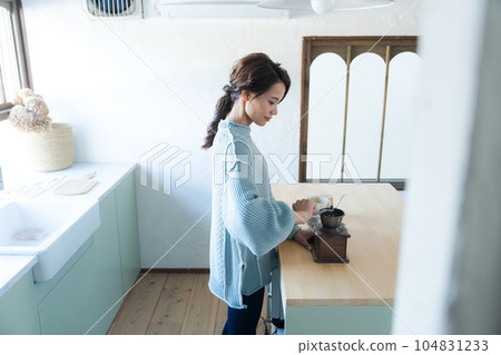 一個女人磨咖啡豆的照片 一個女人磨咖啡豆的照片 104831233