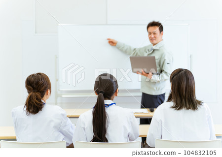 醫生/醫務人員在會議室/公司/醫院接受研討會的後視圖（MR/製藥公司/健康科技） 104832105