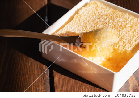 美麗的蜂窩。蜂蜜香甜可口。 104832732