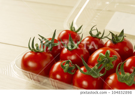 Mini tomatoes in supermarket packs 104832898