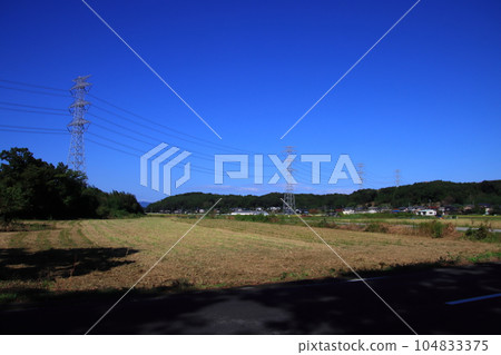 Rural scenery with a large steel tower [In Namerikawa-cho, Hiki-gun, Saitama Prefecture] 104833375