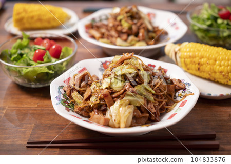 Japanese dining table, festive yakisoba and grilled cane! 104833876