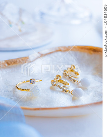 Mother-of-pearl ring, white jade earrings, natural stone and rhinestone accessories 104834609