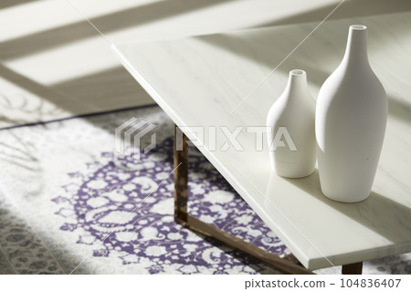 This room has a calm atmosphere with natural light. There are clay pots, glass bottles, coffee and various objects on the table. This room has a calm atmosphere with natural light. There are clay pots, glass bottles, coffee and various objects on the table. 104836407
