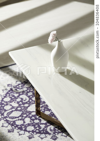 This room has a calm atmosphere with natural light. There are clay pots, glass bottles, coffee and various objects on the table. This room has a calm atmosphere with natural light. There are clay pots, glass bottles, coffee and various objects on the table. 104836408