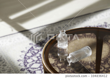 This room has a calm atmosphere with natural light. There are clay pots, glass bottles, coffee and various objects on the table. This room has a calm atmosphere with natural light. There are clay pots, glass bottles, coffee and various objects on the table. 104836412